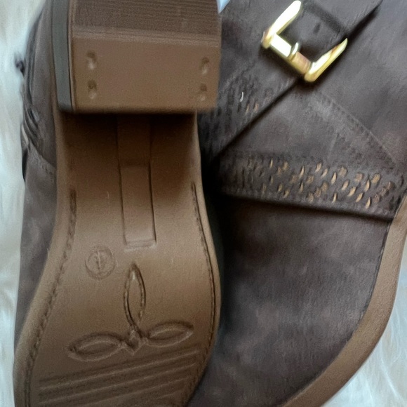 Girls size 4 ankle boots. Brand new with tags. SO brand - Picture 3 of 3